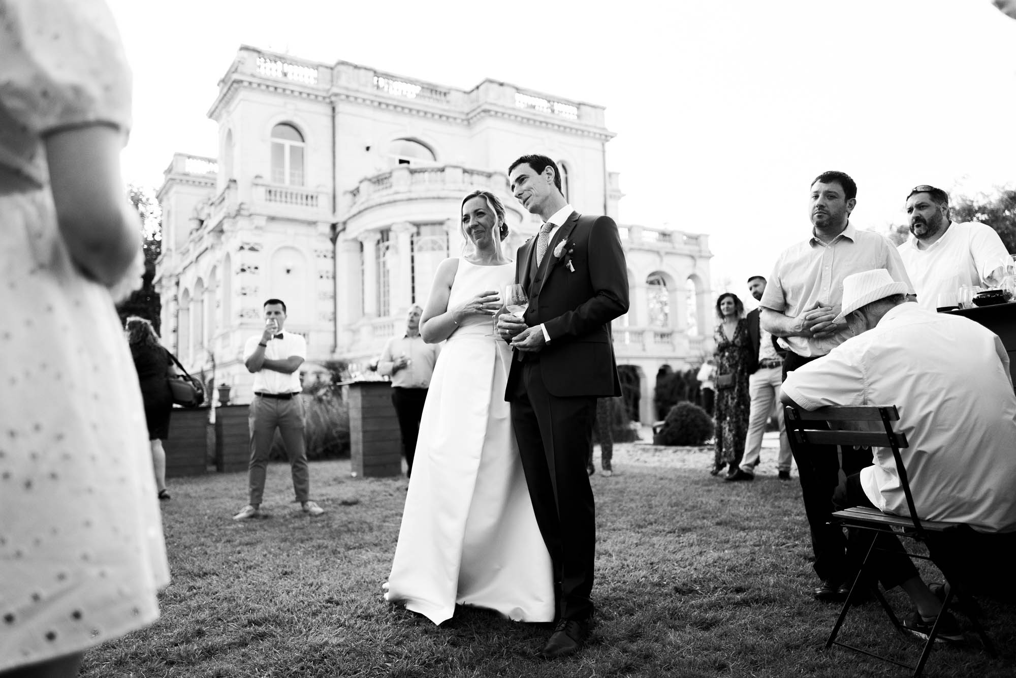couple marie chateau mariage groupe exterieur noir blanc